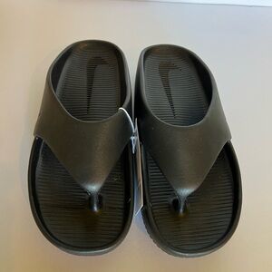 Nike calm womens black flip flops. Size 8. Fits 8 & 8.5. Comfortable & stylish.